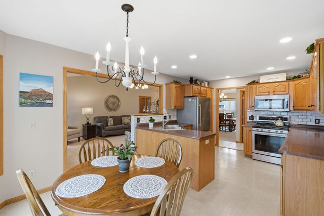 1991 Streamside Drive, Bettendorf, IA 52722