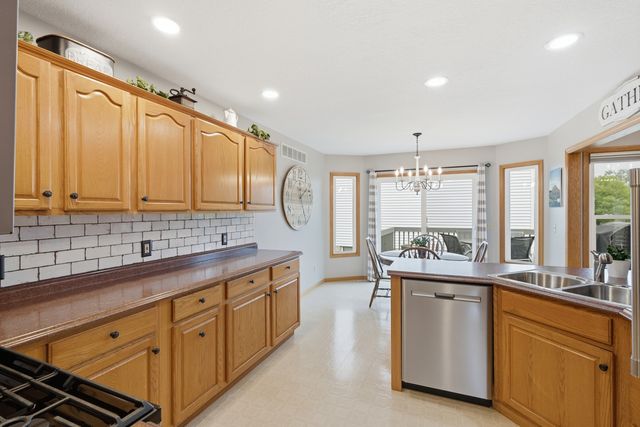 1991 Streamside Drive, Bettendorf, IA 52722
