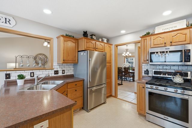 1991 Streamside Drive, Bettendorf, IA 52722