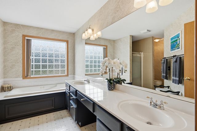 1991 Streamside Drive, Bettendorf, IA 52722