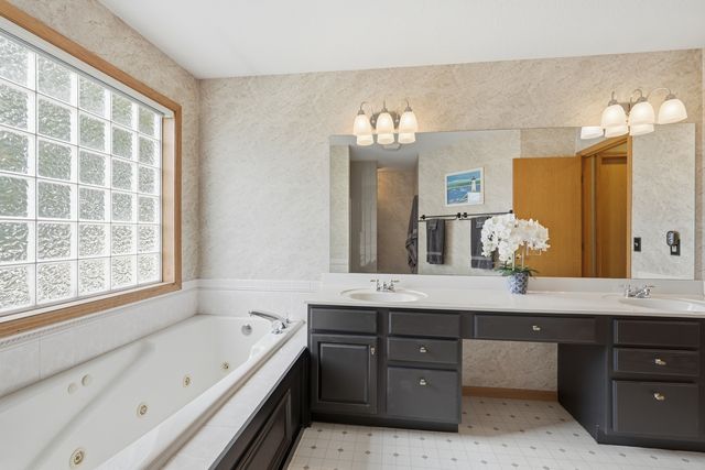 1991 Streamside Drive, Bettendorf, IA 52722