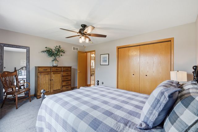 1991 Streamside Drive, Bettendorf, IA 52722