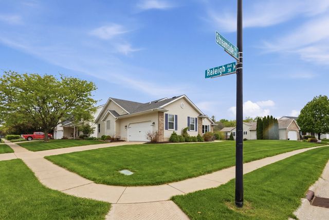 1991 Streamside Drive, Bettendorf, IA 52722