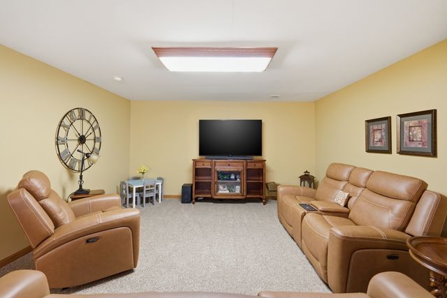 1991 Streamside Drive, Bettendorf, IA 52722