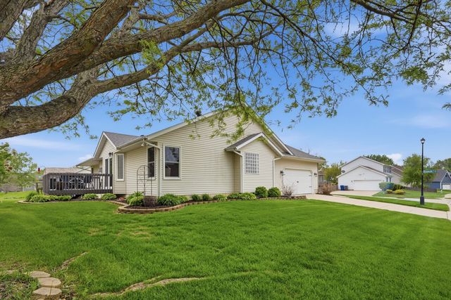 1991 Streamside Drive, Bettendorf, IA 52722