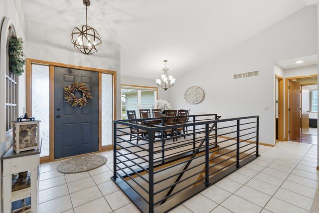 1991 Streamside Drive, Bettendorf, IA 52722