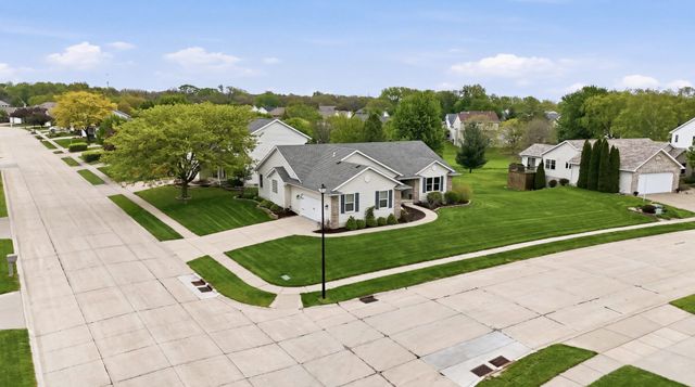 1991 Streamside Drive, Bettendorf, IA 52722