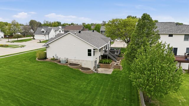1991 Streamside Drive, Bettendorf, IA 52722