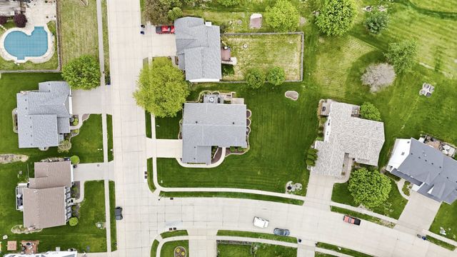 1991 Streamside Drive, Bettendorf, IA 52722