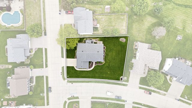 1991 Streamside Drive, Bettendorf, IA 52722