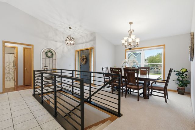 1991 Streamside Drive, Bettendorf, IA 52722