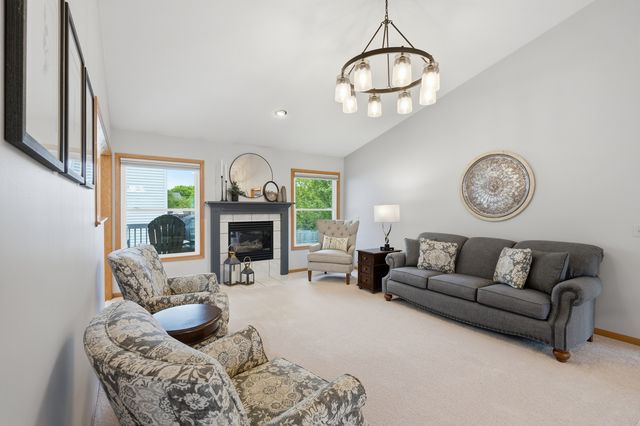 1991 Streamside Drive, Bettendorf, IA 52722