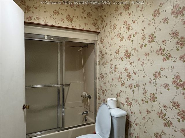 709 McIntosh Avenue, Ravenswood, WV 26164