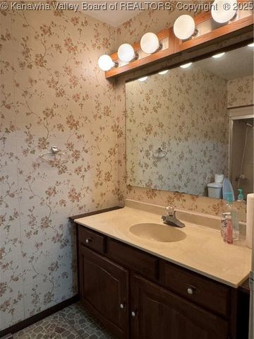 709 McIntosh Avenue, Ravenswood, WV 26164