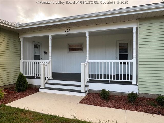 709 McIntosh Avenue, Ravenswood, WV 26164