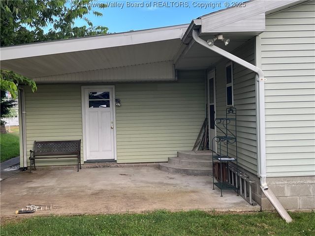 709 McIntosh Avenue, Ravenswood, WV 26164