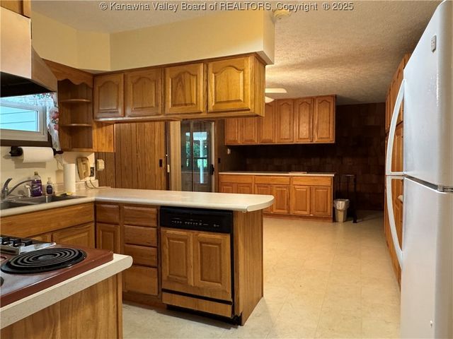 709 McIntosh Avenue, Ravenswood, WV 26164