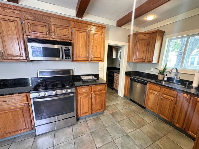 34 Rotch St, New Bedford, MA 02717