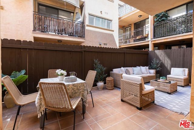 1154 S Barrington Avenue 114, Los Angeles, CA 90049