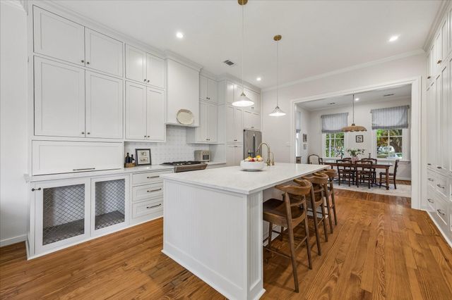 2211 Harvard Street, Houston, TX 77008