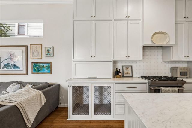 2211 Harvard Street, Houston, TX 77008