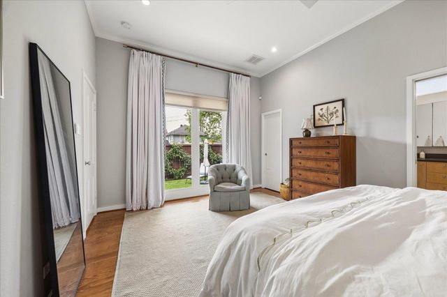 2211 Harvard Street, Houston, TX 77008