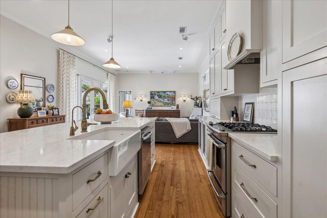 2211 Harvard Street, Houston, TX 77008