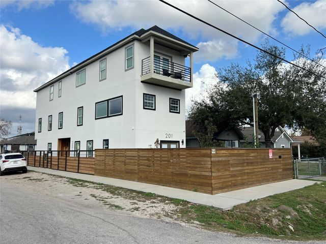 220 E 37th Street, Houston, TX 77018
