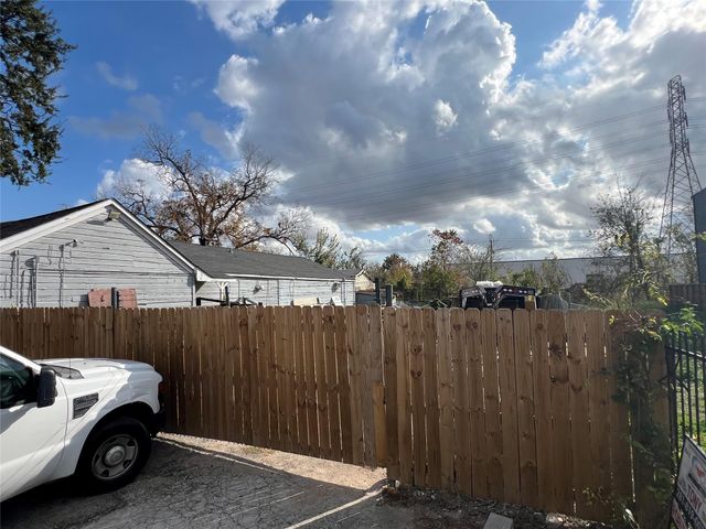 220 E 37th Street, Houston, TX 77018