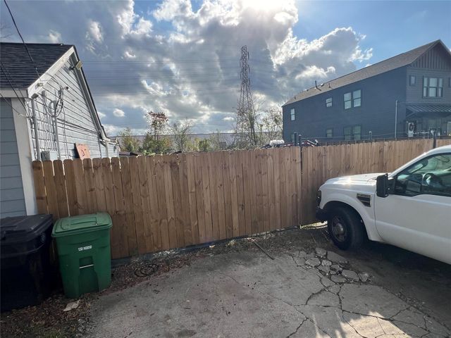 220 E 37th Street, Houston, TX 77018