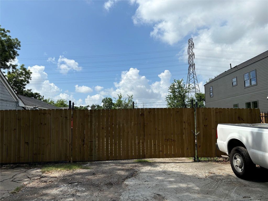 220 E 37th Street, Houston, TX 77018