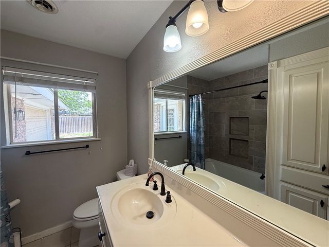 205 Driftwood Dr, Portland, TX 78374