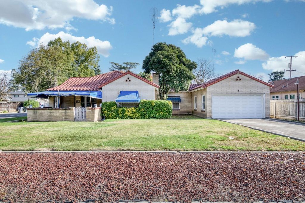 4042 N Maroa Avenue, Fresno, CA 93704