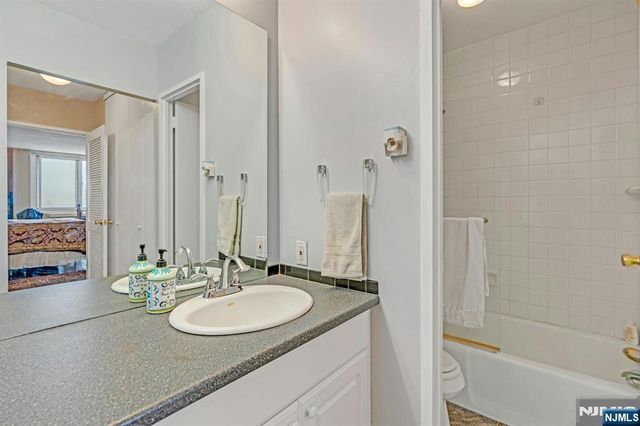 2150 Center Avenue 19A, Fort Lee, NJ 07024