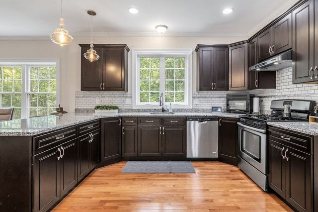 3 Ava Ln, Tyngsborough, MA 01879