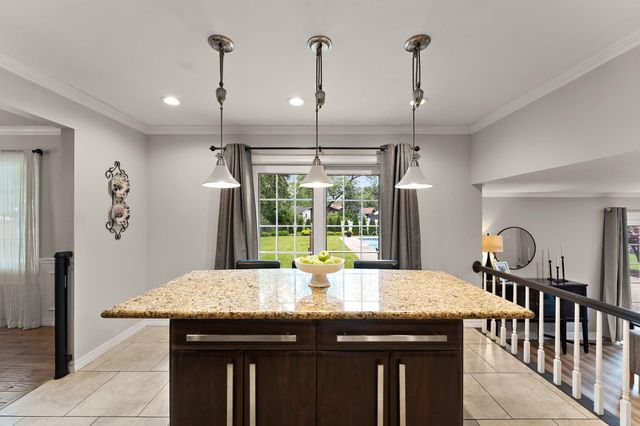 1343 Fran Lin Parkway, Munster, IN 46321