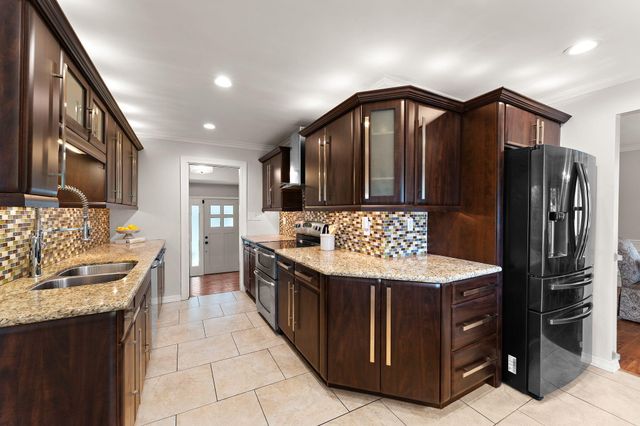 1343 Fran Lin Parkway, Munster, IN 46321