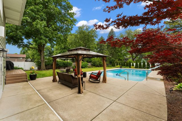 1343 Fran Lin Parkway, Munster, IN 46321