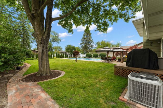 1343 Fran Lin Parkway, Munster, IN 46321