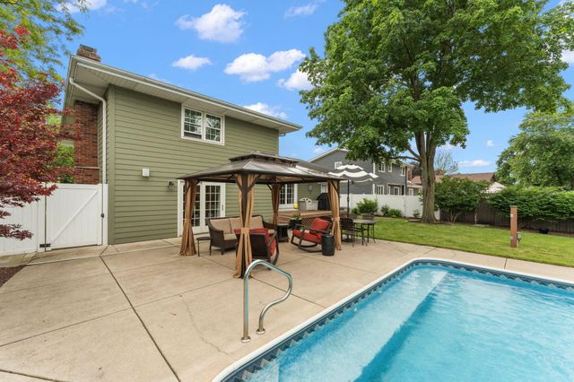 1343 Fran Lin Parkway, Munster, IN 46321