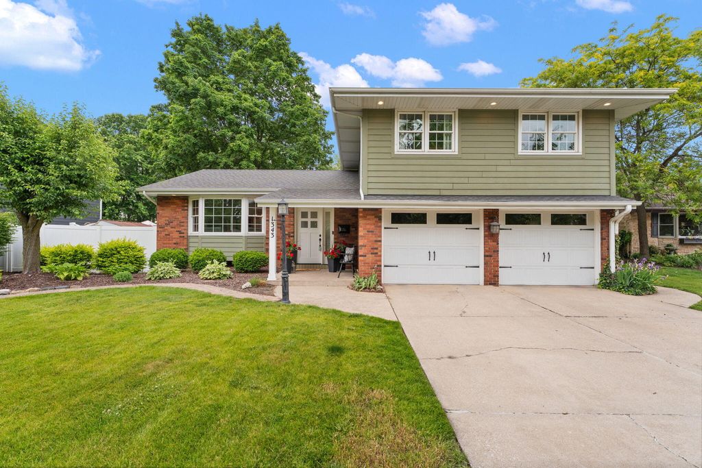1343 Fran Lin Parkway, Munster, IN 46321