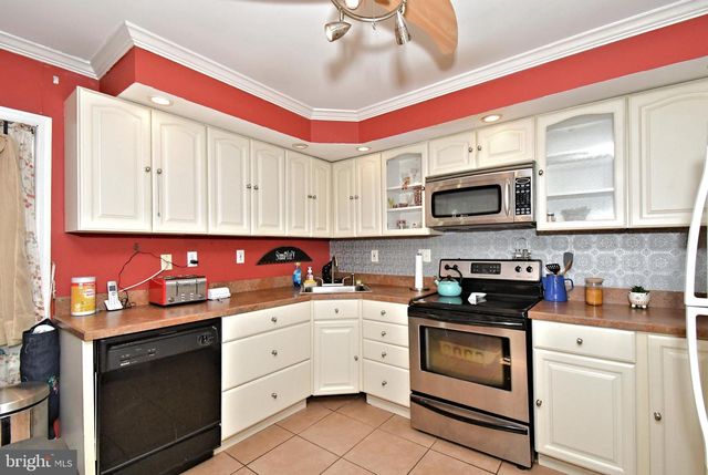 70 TALL PINE LN, Levittown, PA 19054