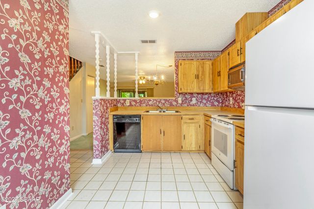 184 W Sandalwood Court, Daytona Beach, FL 32119