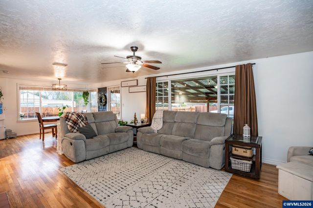 347 7th Av, Sweet Home, OR 97386