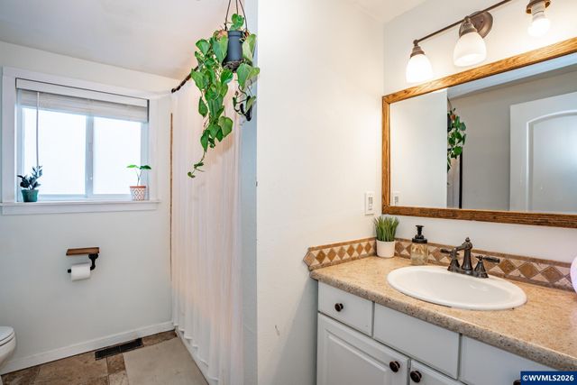 347 7th Av, Sweet Home, OR 97386