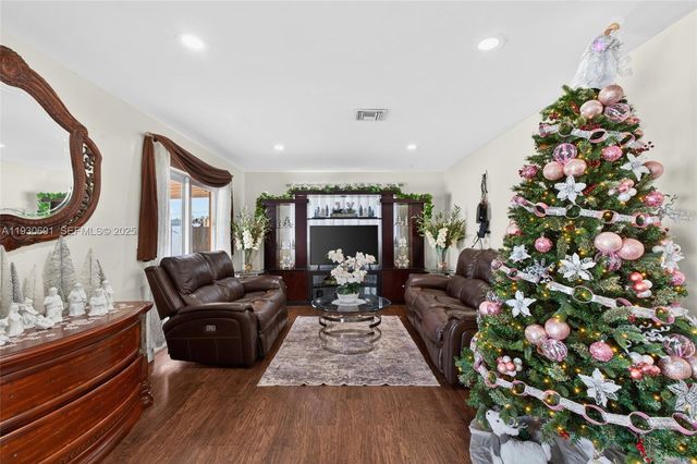 2901 NW 185th St, Miami Gardens, FL 33056