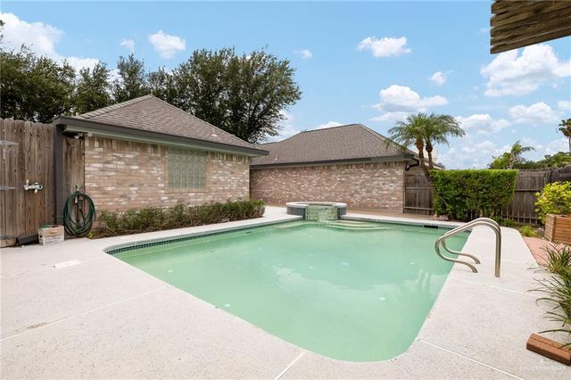 320 Thunderbird Avenue W, Mcallen, TX 78504