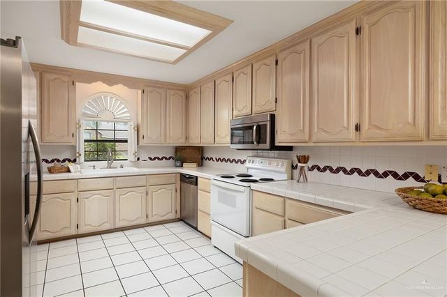 320 Thunderbird Avenue W, Mcallen, TX 78504