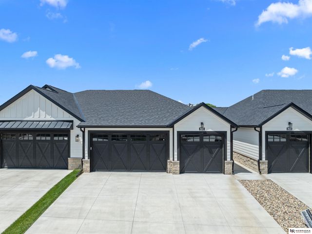 9127 Hillcrest Trail, Lincoln, NE 68520