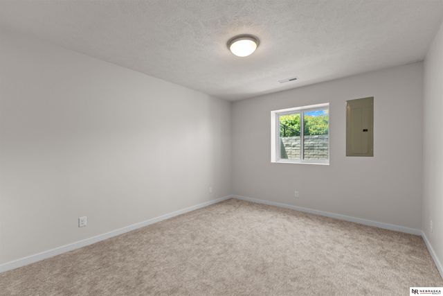 9127 Hillcrest Trail, Lincoln, NE 68520